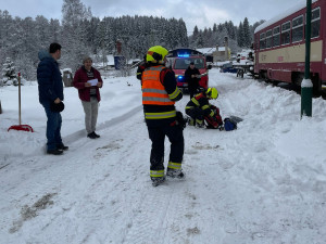 Drážní hasiči reagují na stále častější elektrokoloběžky ve vlacích. Cvičili, co při jejich požáru