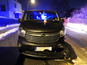 Cizinec se zákazem řízení naboural v Liberci dodávku vezoucí děti, hrozí mu vězení a vykázání