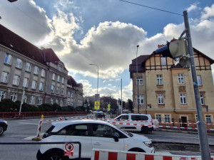 Zavřená Jablonecká, na Husovce semafory. Dopravní komplikace v Liberci začínají