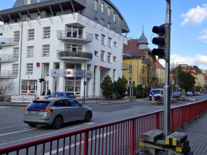 Zavřená Jablonecká, na Husovce semafory. Dopravní komplikace v Liberci začínají