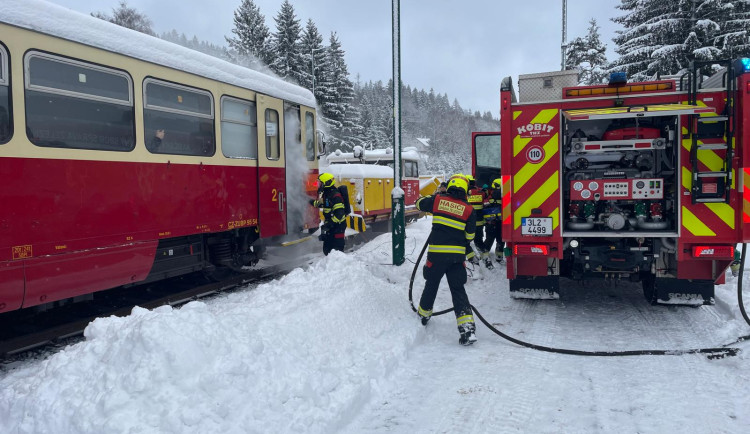 Drážní hasiči reagují na stále častější elektrokoloběžky ve vlacích. Cvičili, co při jejich požáru