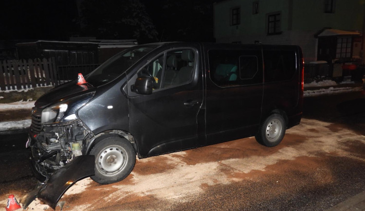 Vůz, který cizinec naboural, vezl čtyři nezletilé osoby. Nehoda se naštěstí obešla bez zranění.