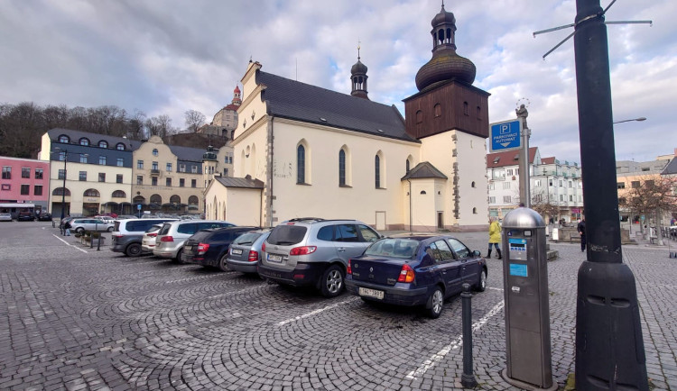Konec hledání drobných: Náchod spouští moderní placení parkovného mobilem