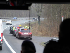 Policisté využili ke kontrolám řidičů speciální autobus. Odhalili přes 40 přestupků