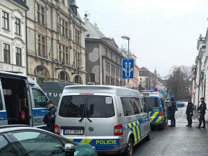 Policejní kontroly na stavbách: dělníci se schovávali v balících s polystyrenem