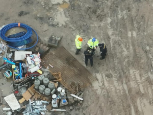 Policejní kontroly na stavbách: dělníci se schovávali v balících s polystyrenem