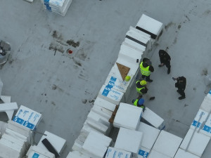 Policejní kontroly na stavbách: dělníci se schovávali v balících s polystyrenem