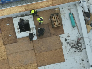 Policejní kontroly na stavbách: dělníci se schovávali v balících s polystyrenem