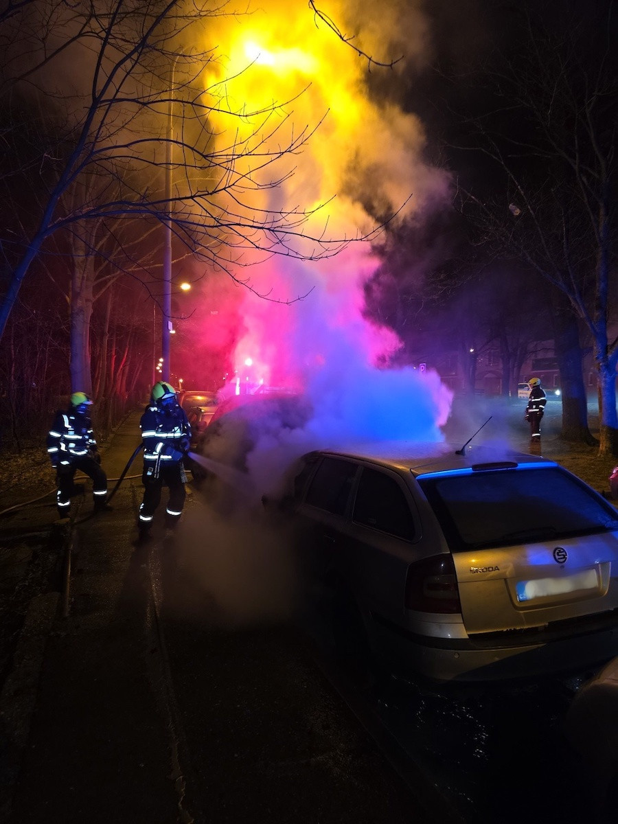 Na Františkově v Liberci hořela v noci dvě auta. Příčina je v šetření