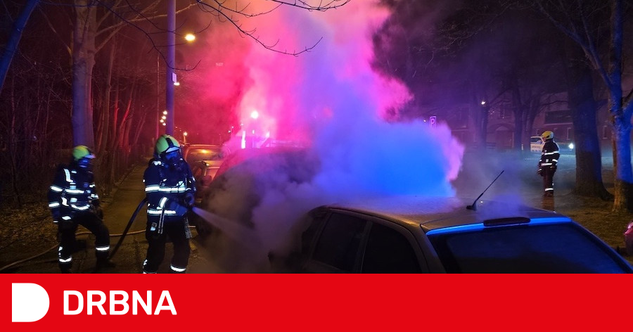Na Františkově v Liberci hořela v noci dvě auta. Příčina je v šetření