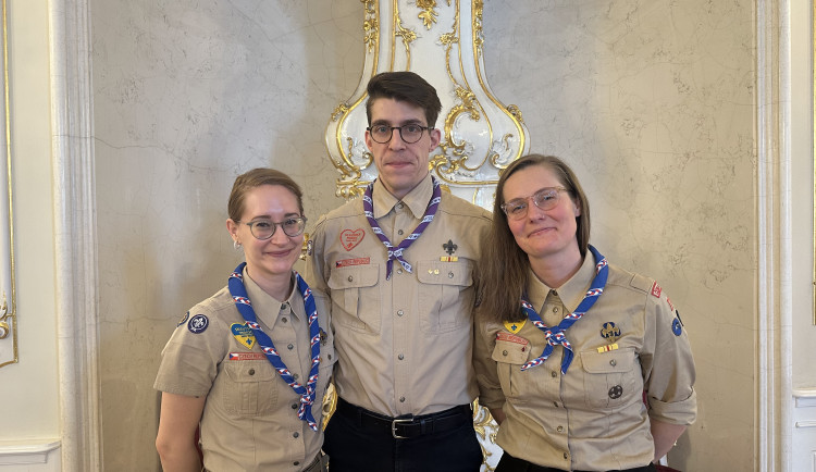 Výrobu svíček pro Ukrajinu provází vděk i dezinformace. Plníme tím náš slib, říkají skauti