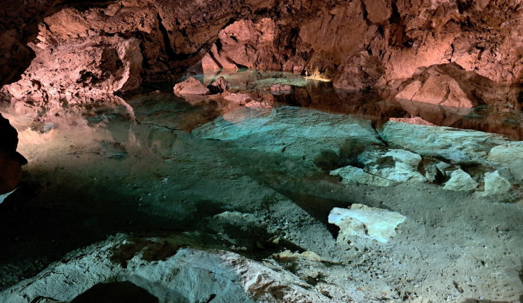 Některé jeskyně, například Bozkovské, letos nabízejí víkendové prohlídky už od března