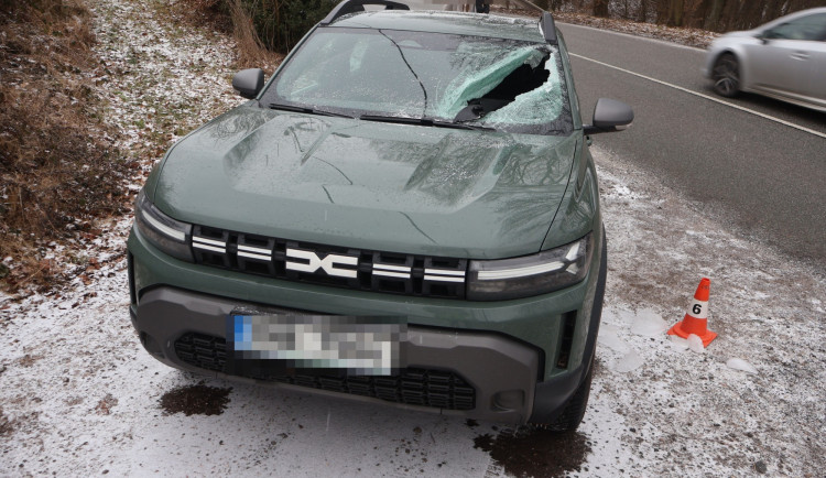 size4-17714071286738-207-z-kamionu-u-dvora-kralove-odletl-kus-ledu-trefil-projizdejici-dacii-ridic-se-podruhe-narodil