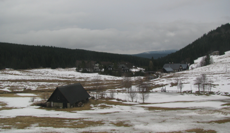 Obrázek ukazuje, jak to v lokalitě Jizerka vypadalo dnes 1. března 2026