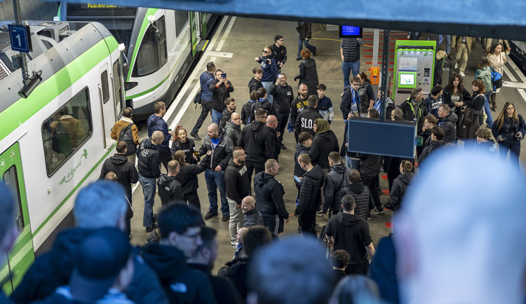 Modrobílý expres spustil lavinu. Do Německa chtějí jet vlakem se Sigmou stovky lidí