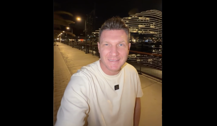 FOTO: Makléř z Hradce je terčem vtipů na sociálních sítích