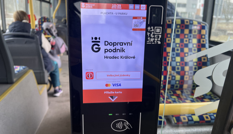 Cestující v Hradci si stěžují na problémy s placením kartou v MHD