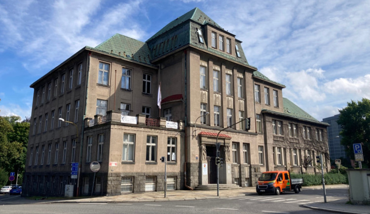 Policie evakuuje budovy liberecké průmyslovky. Byla nahlášena bomba