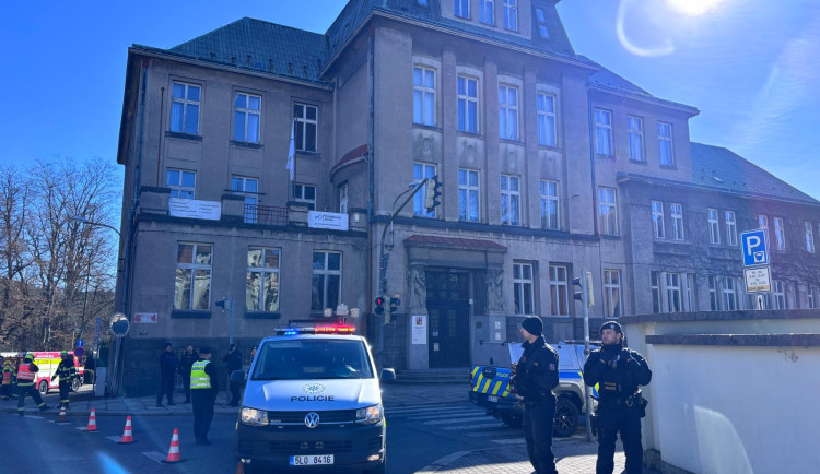 Policie evakuuje budovy liberecké průmyslovky. Byla nahlášena bomba