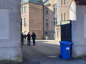 Policie evakuovala budovy liberecké průmyslovky. Anonym ohlásil bombu po e-mailu