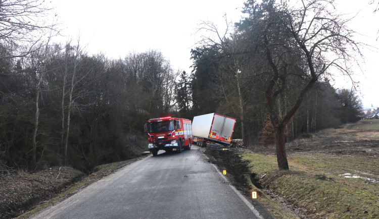 Neznámý řidič vytlačil kamion ze silnice a ujel, policie hledá svědky nehody