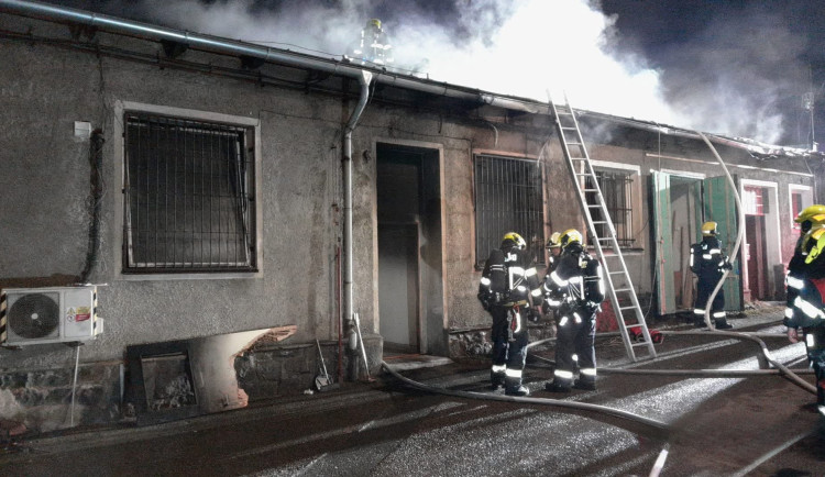 Hasiči v noci likvidovali rozsáhlý požár domu, který obývají cizinci