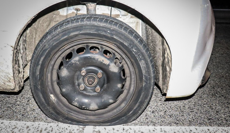 Honička jak na divokém západě. Ujíždějícího řidiče na Žďársku zastavil až policejní pás