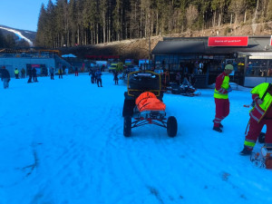 Po srážce lyžaře a snowboardistky letěly do Špindlu dva vrtulníky, každý z jiného kraje