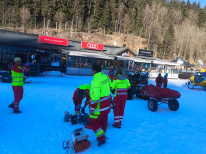 Po srážce lyžaře a snowboardistky letěly do Špindlu dva vrtulníky, každý z jiného kraje