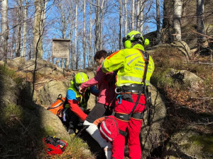 Po srážce lyžaře a snowboardistky letěly do Špindlu dva vrtulníky, každý z jiného kraje