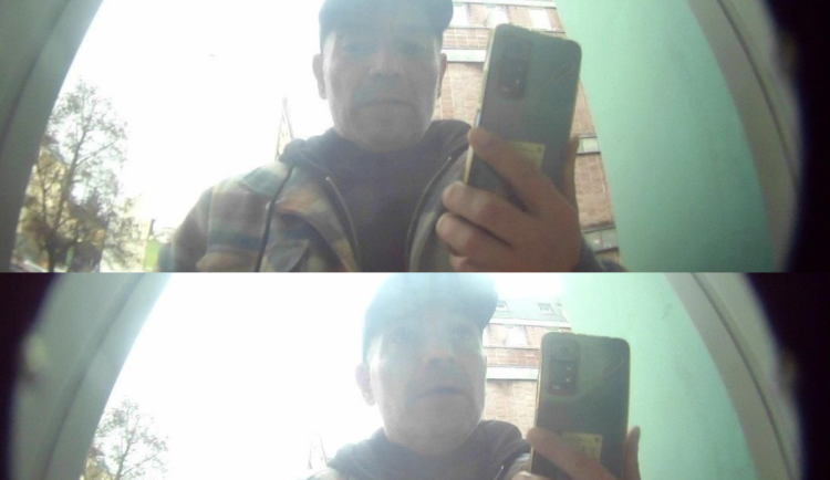 Poznáte muže na fotografiích? V Jablonci vybral z karty podvedené cizí ženy 130 tisíc