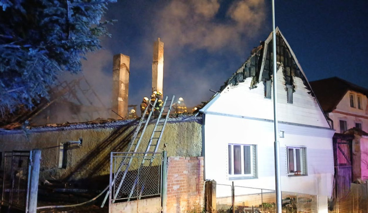 Čtyři jednotky hasičů bojovaly v noci s požárem domu. Škoda přesáhne milion korun
