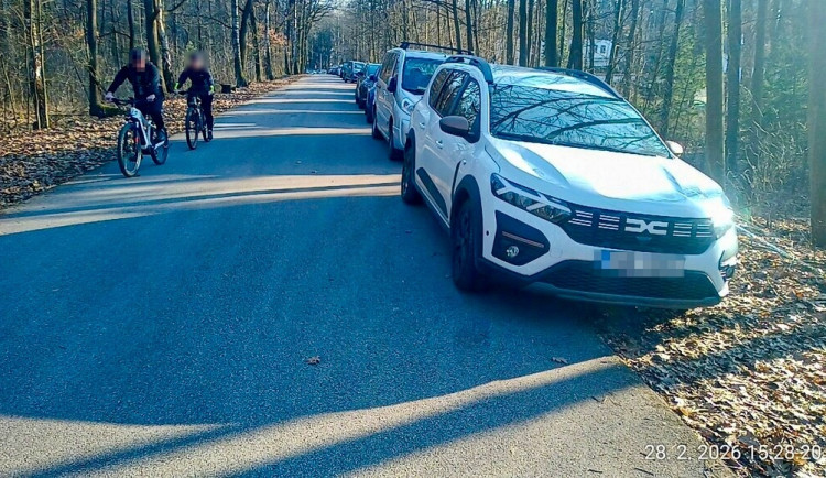 Lenost, nebo ignorance? Na Hradečnici strážníci napočítali přes 30 aut v zákazu vjezdu