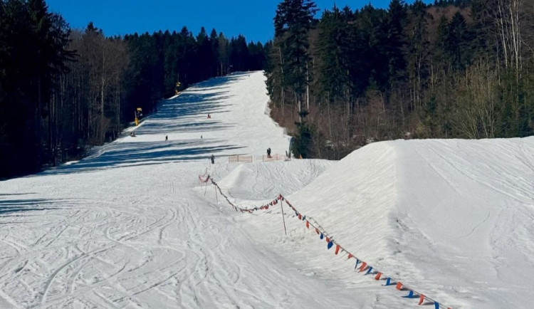 Prázdné sjezdovky a azurové počasí. V Jeseníkách sníh navzdory počasí drží