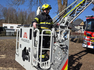 Že papoušky na rameni mají jenom piráti? Ne, v Jablonci nad Nisou i hasiči