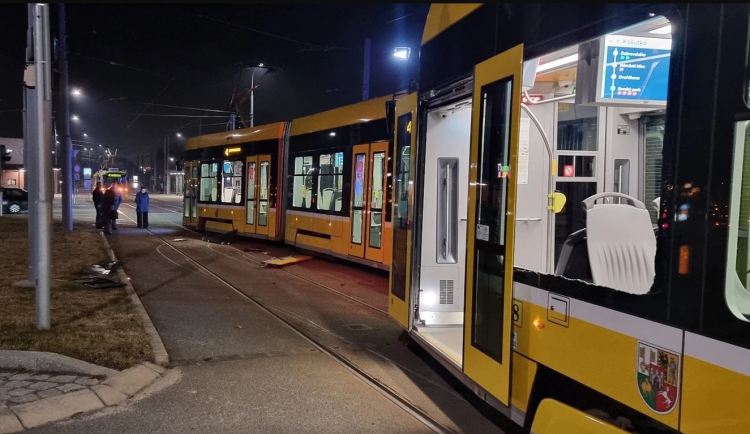 Milionové škody po střetu dvou tramvají, jedna z nich vykolejila