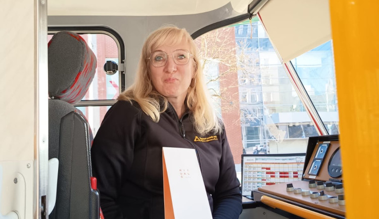 Dopravní podnik překvapil zaměstnankyně dárkem k MDŽ. Pozornost potěšila