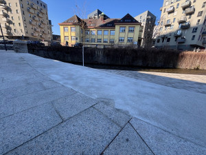 Betonové schody na krajské náplavce jsou poškozené, opravu bude kraj řešit reklamací