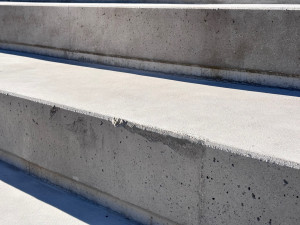 Betonové schody na krajské náplavce jsou poškozené, opravu bude kraj řešit reklamací