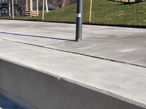 Betonové schody na krajské náplavce jsou poškozené, opravu bude kraj řešit reklamací