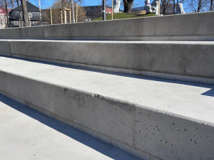 Betonové schody na krajské náplavce jsou poškozené, opravu bude kraj řešit reklamací