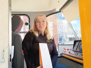 Dopravní podnik překvapil ženy, jež v něm pracují dárkem k MDŽ. Pozornost potěšila