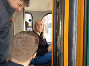 Dopravní podnik překvapil ženy, jež v něm pracují dárkem k MDŽ. Pozornost potěšila