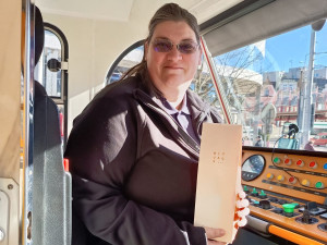 Dopravní podnik překvapil ženy, jež v něm pracují dárkem k MDŽ. Pozornost potěšila