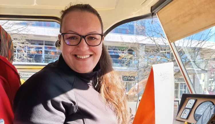 Dopravní podnik překvapil ženy, jež v něm pracují dárkem k MDŽ. Pozornost potěšila