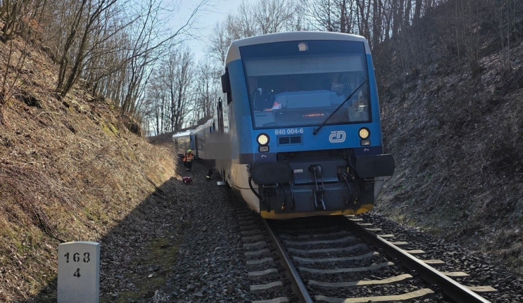 Na trati mezi Libercem a Mníškem srazil vlak u Krásné Studánky člověka, vlaky nejezdí
