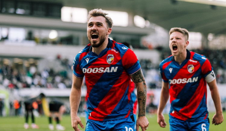 Fotbalisté Plzně vyhráli v Hradci 3:0 a poskočili na třetí místo ligové tabulky