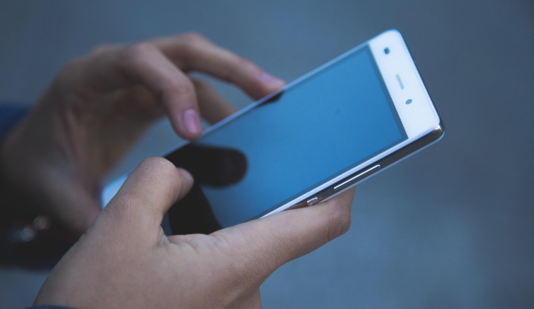 Zákaz mobilů ve školách není dost promyšlený, kritizuje zástupce ombudsmana