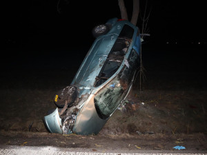 Na rovném úseku vyjel ze silnice, auto opřel o strom. Řidič vyvázl s lehčím zraněním