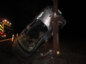Na rovném úseku vyjel ze silnice, auto opřel o strom. Řidič vyvázl s lehčím zraněním